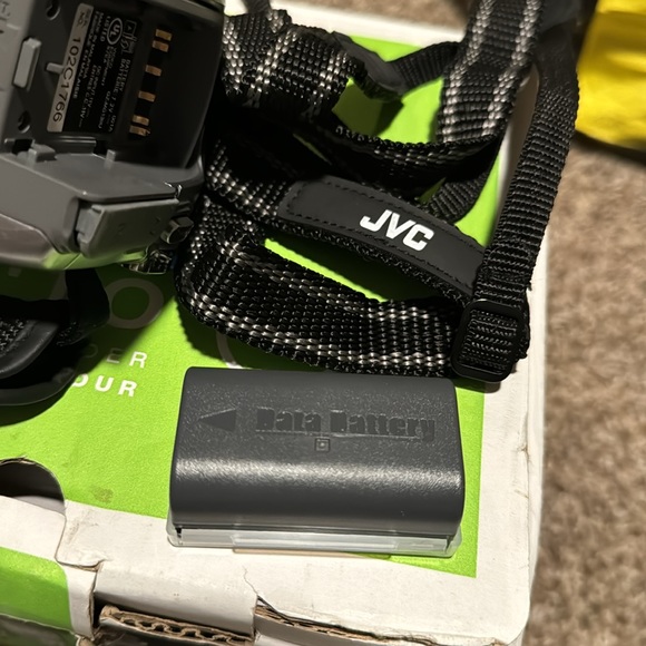 JVC Everio G Series Hard Disk Camcorder 34X Optical Hyper Zoom (GZ-MG140) EUC! - Picture 7 of 16